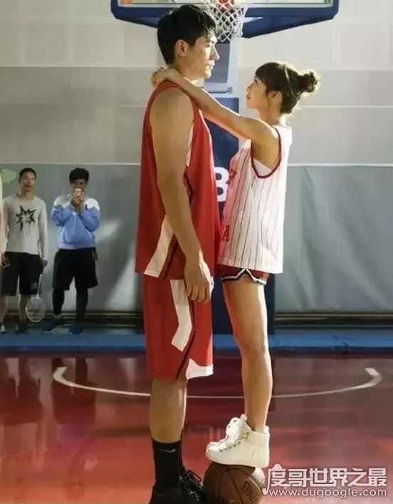 盘点最萌身高差情侣，萌萌的身高差互动特别有爱