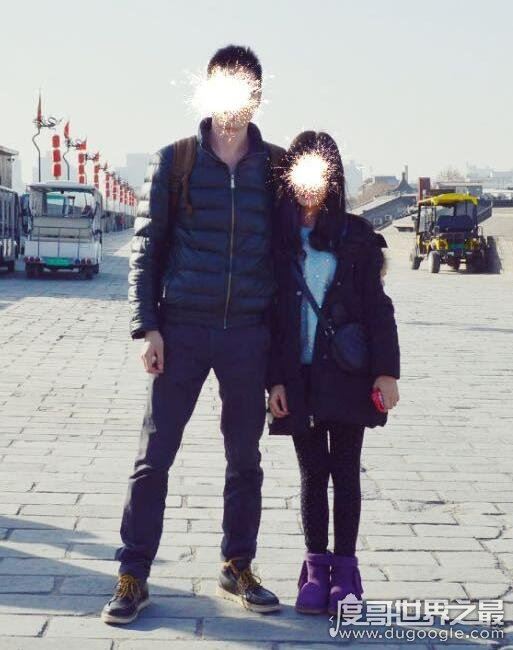 盘点最萌身高差情侣，萌萌的身高差互动特别有爱