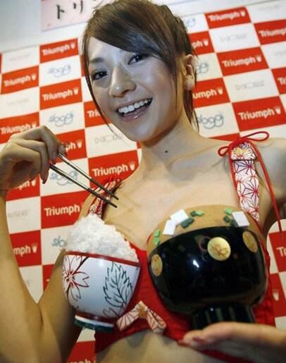 盘点日本奇葩胸罩,筷子文胸自带米饭和筷子