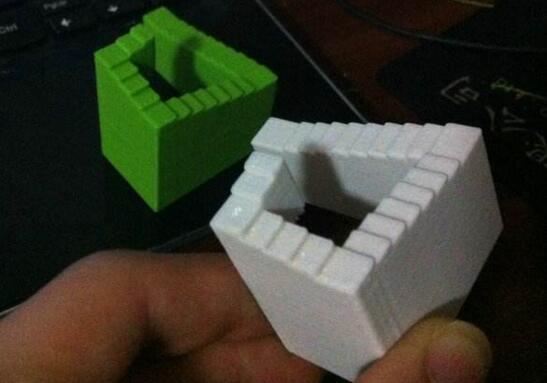 彭罗斯阶梯真实存在吗，只存在于视觉上的错觉