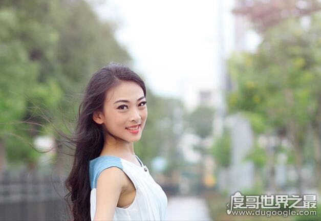 莞尔一笑的意思，美好地笑了一笑(大多形容女性微笑的样子)