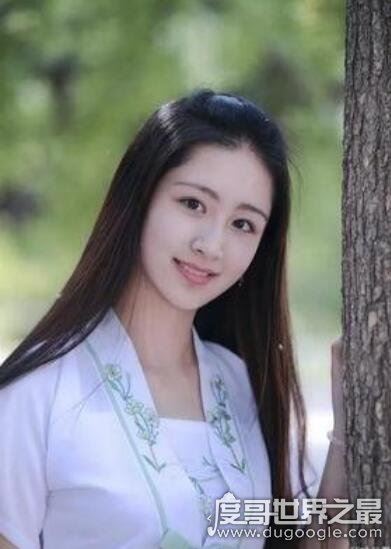 莞尔一笑的意思，美好地笑了一笑(大多形容女性微笑的样子)