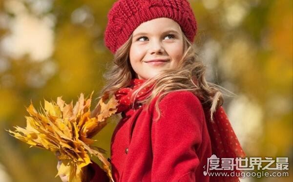 莞尔一笑的意思，美好地笑了一笑(大多形容女性微笑的样子)