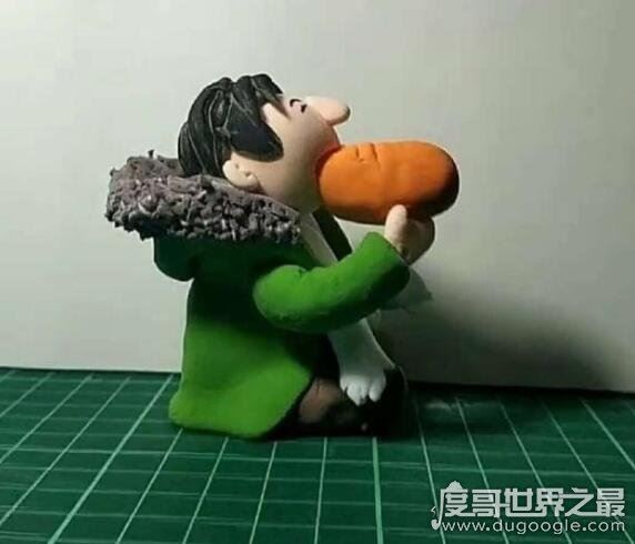 王思聪吃热狗引关注，魔性照片引起网络热潮处处都是商机