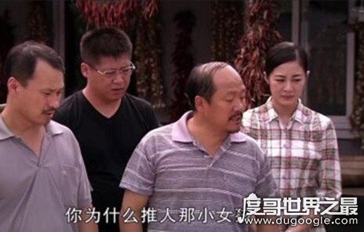 抖音上憨批什么意思，是傻子的意思(形容又傻又笨又可爱)