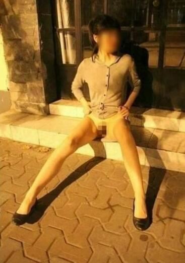 上海裸拍门事件照片,妙龄女子当街脱衣露私处