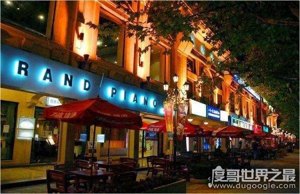 上海裸拍门事件照片，妙龄女子当街脱衣露私处