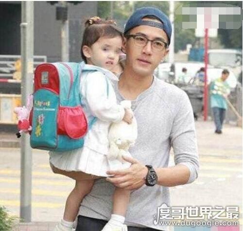 杨幂女儿小糯米正面照片曝光,一看就是亲生的(基因强大)
