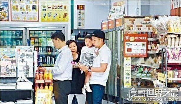 杨幂女儿小糯米正面照片曝光，一看就是亲生的(基因强大)