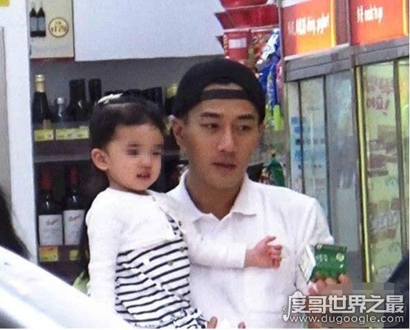 杨幂女儿小糯米正面照片曝光，一看就是亲生的(基因强大)