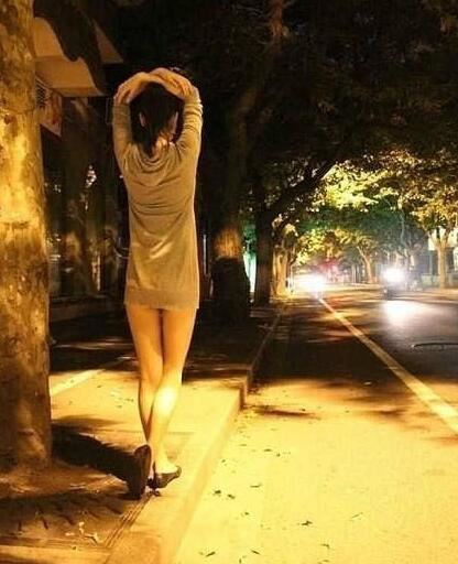 上海裸拍门事件照片，妙龄女子当街脱衣露私处