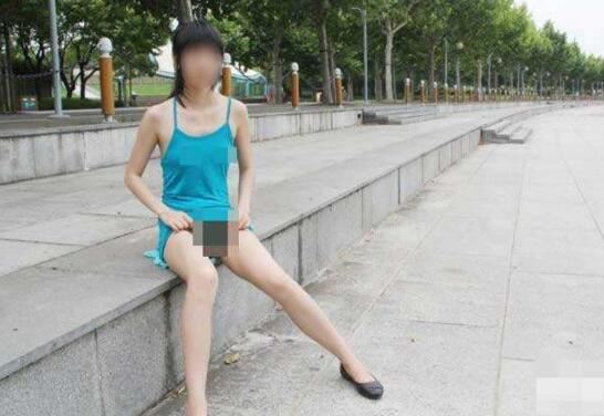上海裸拍门事件照片，妙龄女子当街脱衣露私处