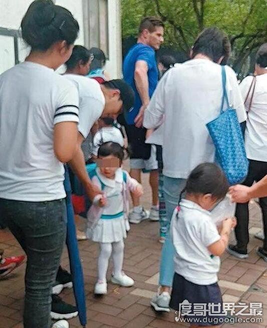 杨幂女儿小糯米正面照片曝光，一看就是亲生的(基因强大)