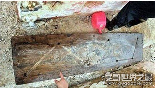 广西七星巨棺墓主身份之谜，棺底惊现北斗七星(身份至今未解)