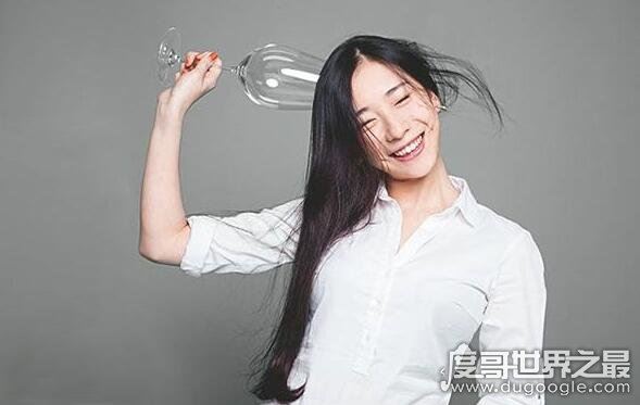 反讽纽约留学女的王意扬，成功走向了醉鹅娘(天生玩转自媒体)