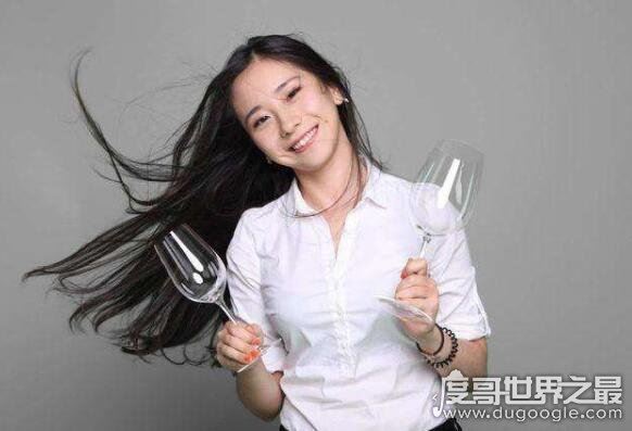 反讽纽约留学女的王意扬,成功走向了醉鹅娘(天生玩转自媒体)