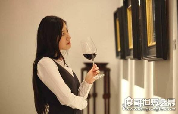 反讽纽约留学女的王意扬，成功走向了醉鹅娘(天生玩转自媒体)