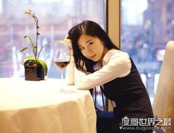 反讽纽约留学女的王意扬,成功走向了醉鹅娘(天生玩转自媒体)