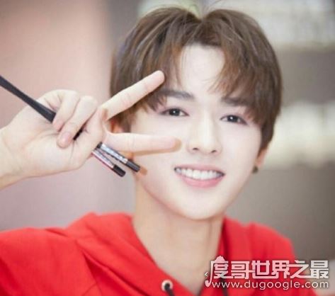 偶像练习生朱正廷年龄有多大，今年22岁的他是里面最大男孩之一