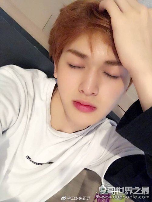 偶像练习生朱正廷年龄有多大，今年22岁的他是里面最大男孩之一