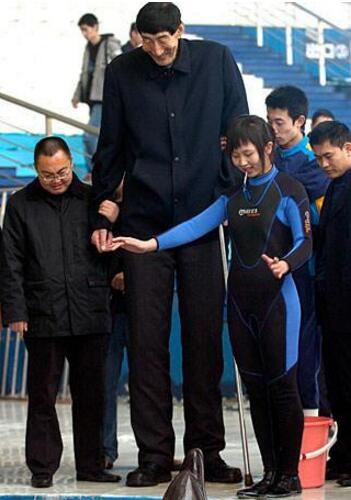 历史上最的高人,罗伯特·潘兴·瓦德罗(身高2.72米)