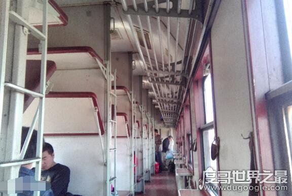 软卧和硬卧的区别，软卧价格贵一些但是空间更大设施更舒适