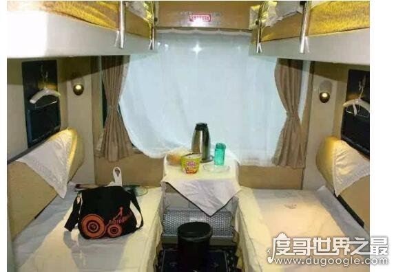 软卧和硬卧的区别，软卧价格贵一些但是空间更大设施更舒适