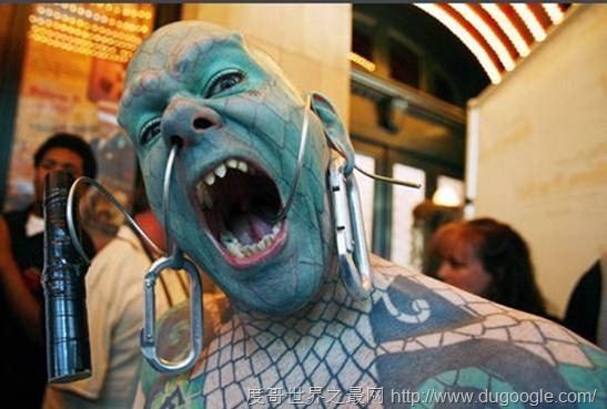 蜥蜴人埃里克·斯普拉格, 揭秘世界变态恐怖整容