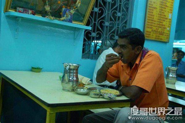 印度人为什么用手抓饭吃,他们认为用手吃饭最接近自然