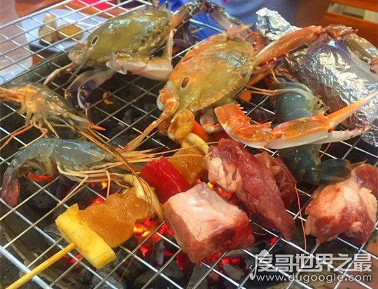 日常说的bbq是什么意思,指户外烧烤(来源于法国海盗的烤全羊)