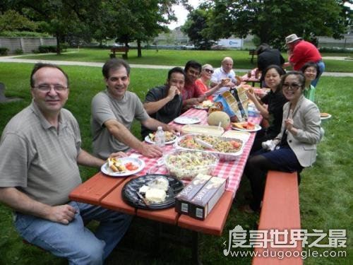 日常说的bbq是什么意思，指户外烧烤(来源于法国海盗的烤全羊)