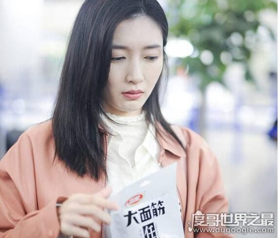 江疏影机场吃辣条,和粉丝分享自己的零食还贴心的为其擦汗