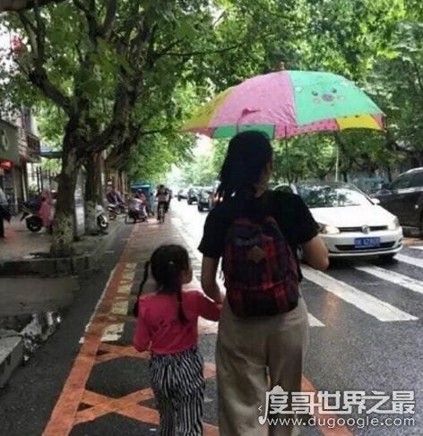 女子高举小孩当伞挡雨惹众怒，盘点实力坑娃的长辈(视频)