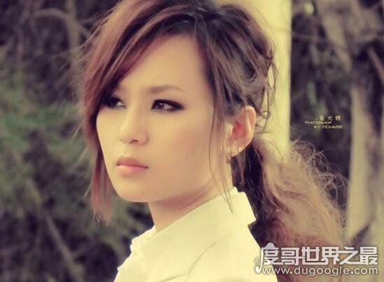 周笔畅整容前后对比照片，削下巴长发烟熏妆妩媚