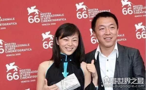 黄渤老婆小欧罕见照片流出，尽管长相一言难尽(但却和黄渤配一脸)