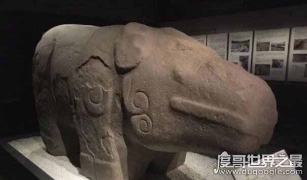 四川成都镇水神兽，被造谣神兽导致暴雨连年(造谣者被处罚)