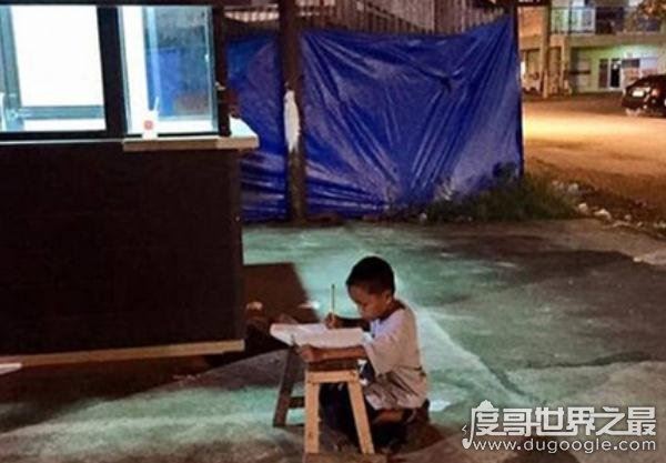 凿壁偷光的主人公是谁，西汉匡衡借光读书终成大学问家