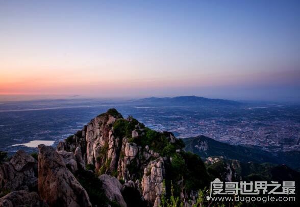 泰山海拔多少米,主峰玉皇顶海拔高达1545米(乃五岳之首)