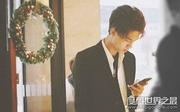 秦霄贤个人资料概况,才华与颜值并存(家境也很优越)