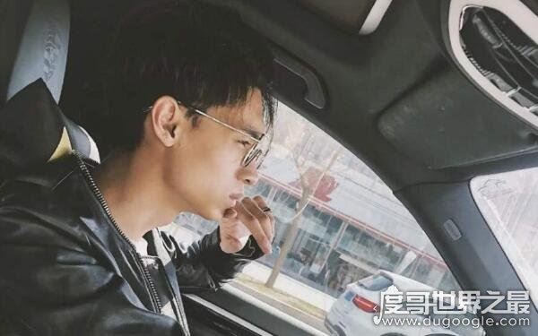 秦霄贤个人资料概况，才华与颜值并存（家境也很优越）