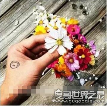权志龙纹身图片鉴赏，简直就是一个纹身控(从头到脚都是纹身)