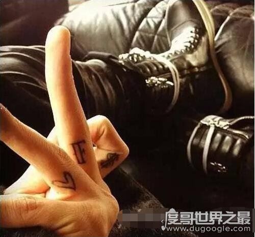 权志龙纹身图片鉴赏，简直就是一个纹身控(从头到脚都是纹身)