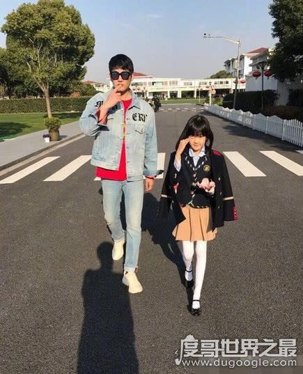 陆毅女儿陆雨萱校服照曝光，妥妥大长腿美女(一家子腿精)