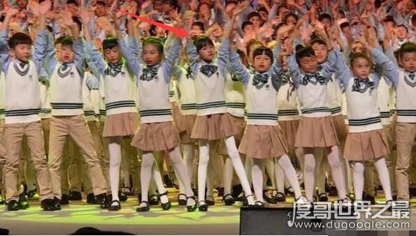 陆毅女儿陆雨萱校服照曝光，妥妥大长腿美女(一家子腿精)