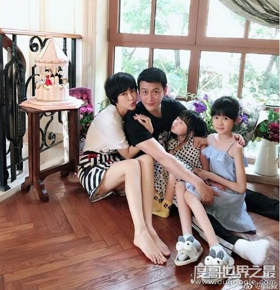 陆毅女儿陆雨萱校服照曝光，妥妥大长腿美女(一家子腿精)