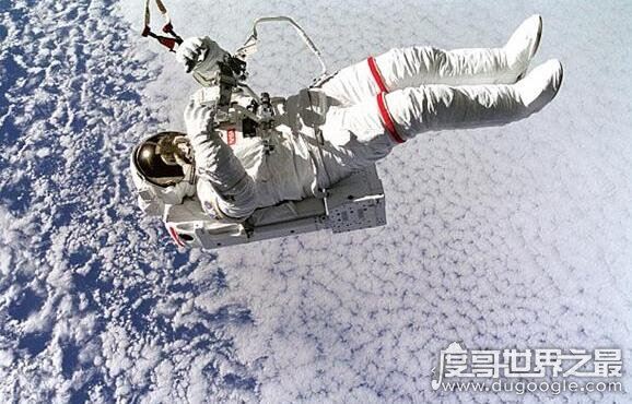 宇航员真有可能遇到太空浮尸,因为尸体在宇宙中不会腐烂
