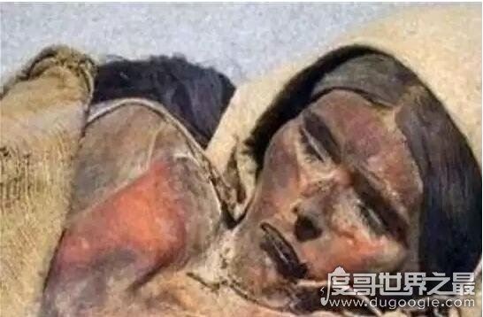 千年女尸复活走出古墓,没过多久就因为疾病死去