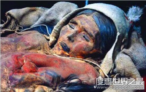千年女尸复活走出古墓,没过多久就因为疾病死去