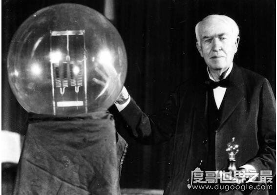 爱迪生发明电灯的故事，他为电灯的普及做出了巨大贡献
