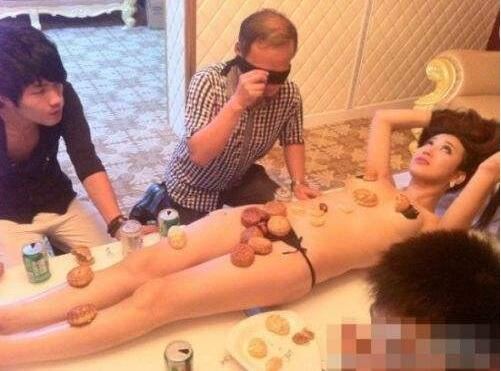 莫露露全裸月饼人体宴，淫乱场面任人随意把玩